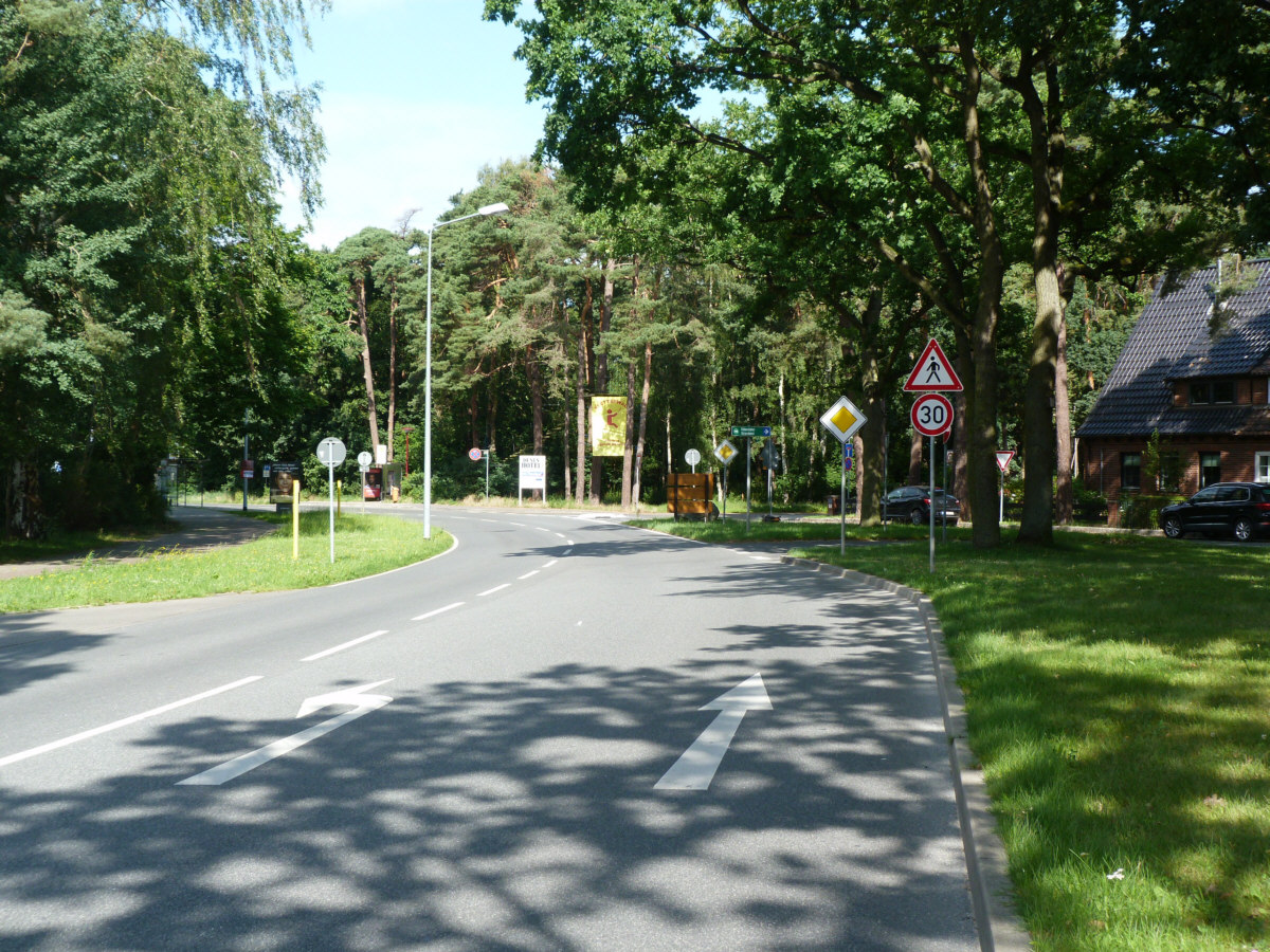 Richtung Strand in die Waldsiedlung fahren