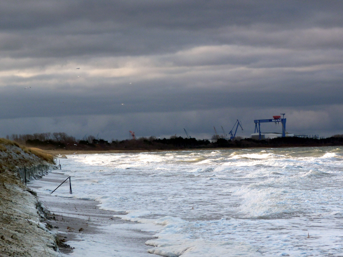 Strandblick nach Westen bei Sturm